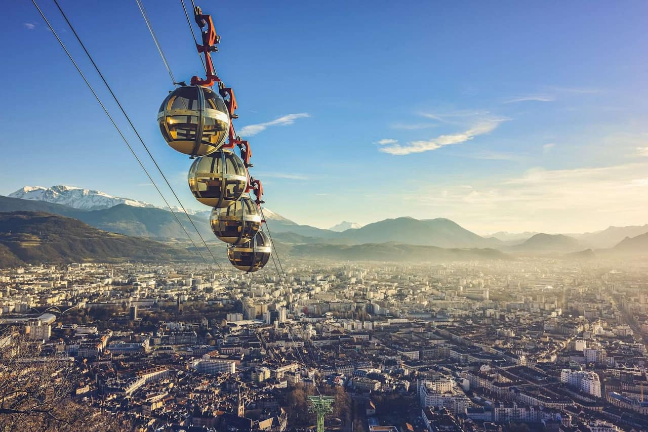 Vue de Grenoble et le téléphérique de la Bastille